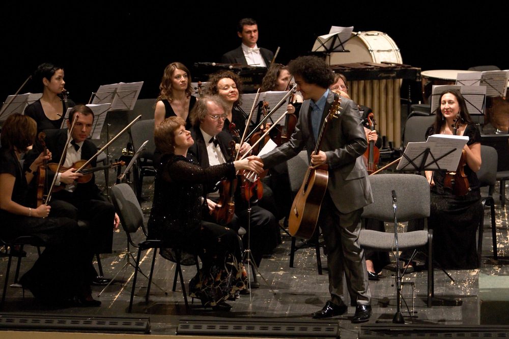 Cecilio Perera thanks the orchestra